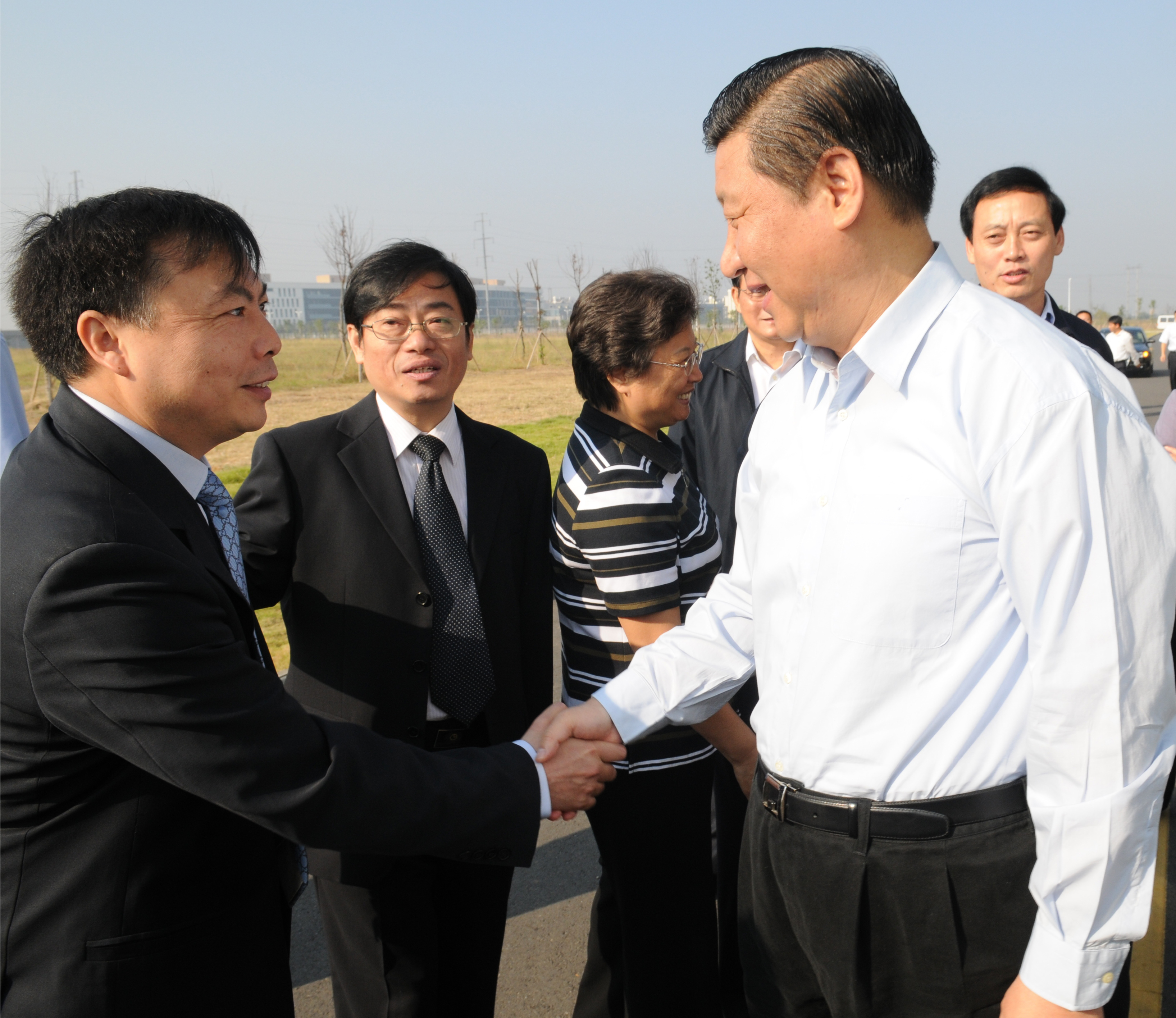 2008年10月15日，习近平在晶能光电与王敏博士亲切握手.jpg